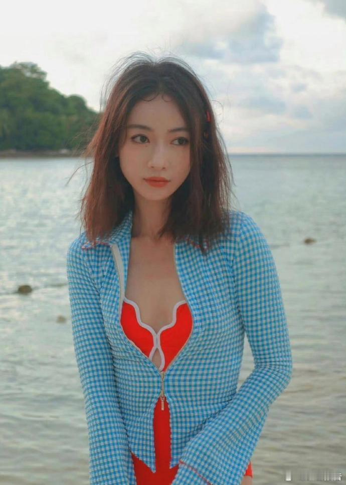吴谨言泳装照，于正你管管她 ​​​