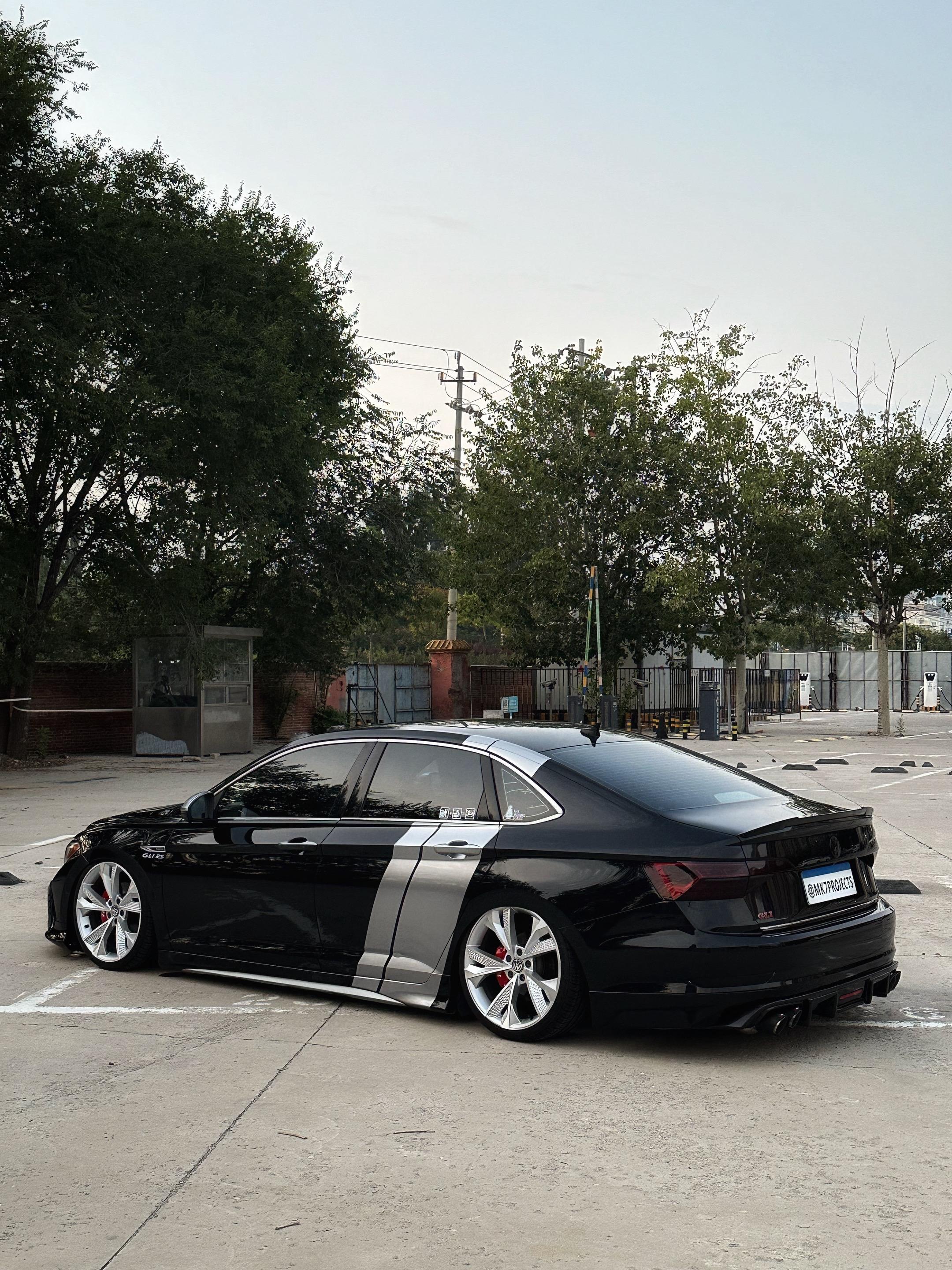 近5米的车长 协调优雅的车身 沉稳大气的外观 这样的速腾是你喜欢的样子吗