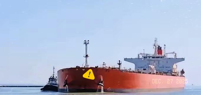 特朗普下令扣加勒比海油轮，多国谴责，中方明确反对长臂管辖。

这回美国算是踢到铁