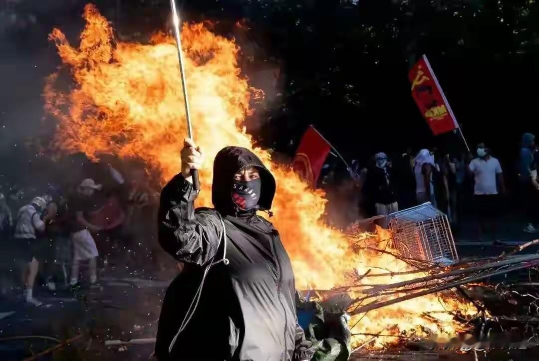 火在烧，人在叫!这几天瑞士热闹了，在美丽的日内瓦街头，火光冲天，抗议者朝警察投掷