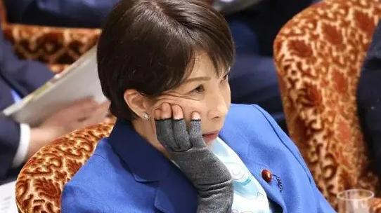 日本终究还是扛不住了，高市早苗终于对外表态！消息十分明确，日本政府已经连续两轮释