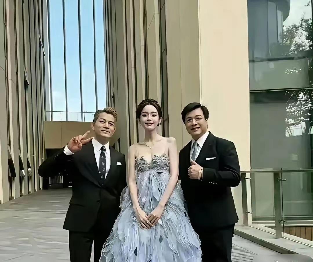 郭天王，他在美女面前，也像小迷弟一样。这美女气质也拿捏到位的，气场强大。