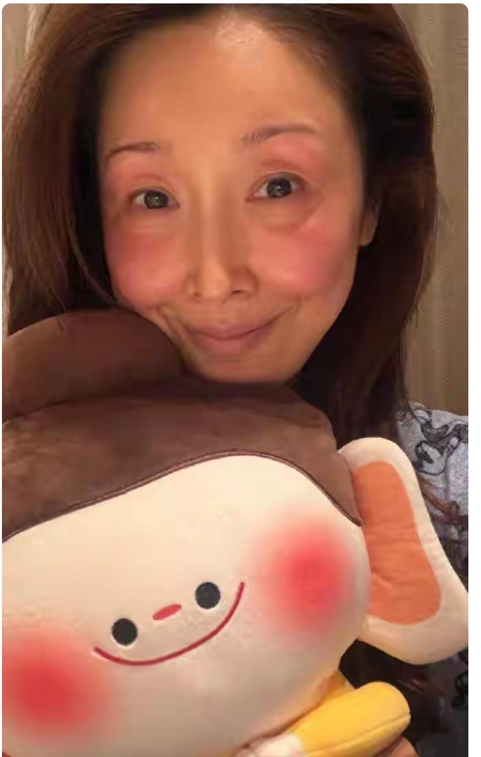 知名歌手孙悦在山西大同录制春晚时，被冻得满脸通红，眼圈，脸颊部分呈现粉红色，嘴唇