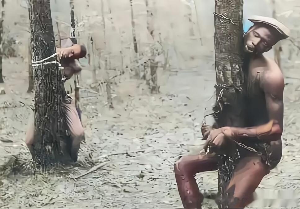 1864年，美国，正在接受“蚊刑”的两名黑人奴隶，照片中的两人已经垂下头，没有呼