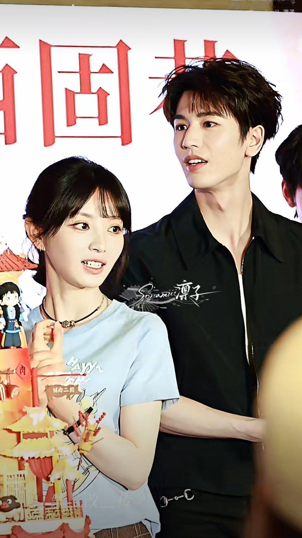 吃席间隙敬酒宾客的小情侣🥂 