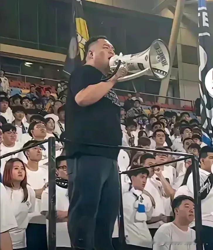 就算韦世豪有1万个不是，但那个拿着喇叭带头叫骂的球迷也太欠揍！
韦世豪是国内最好