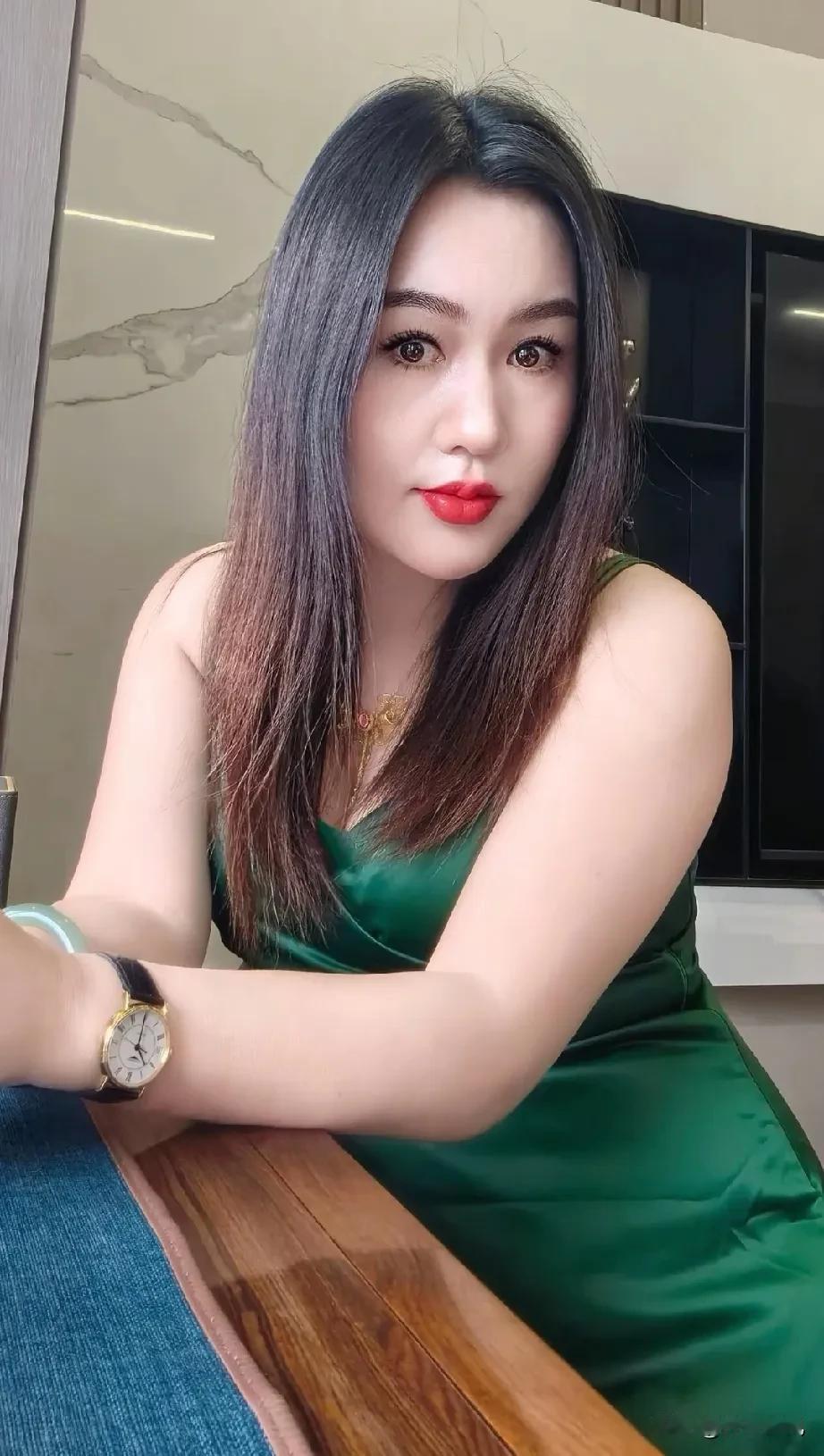 86年
40岁人到中年
你会发现女人最大的瘾
不是美妆
不是购物
而是男人和钱