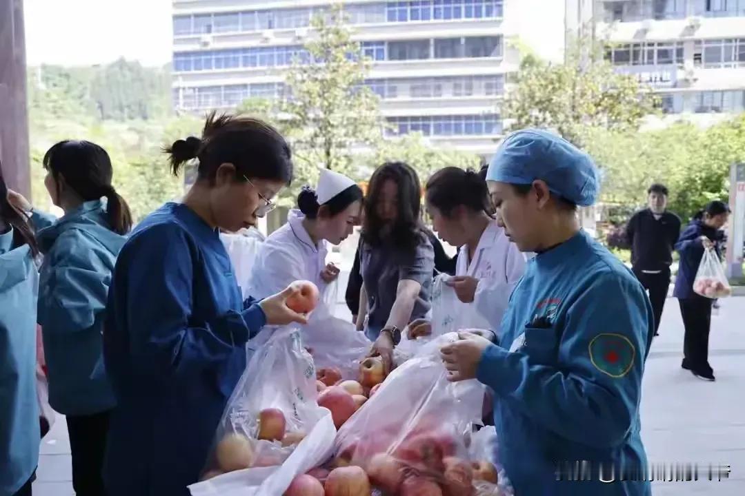 陕西延安44岁男子拉着4吨苹果，去湖北咸丰县售卖。突发脑梗，忍痛开到中医院。妻子