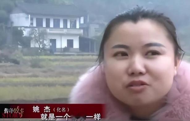 2015年，河南一女子在工厂干活时，听到同事说了一句方言，她猛地回过头，抓住同事