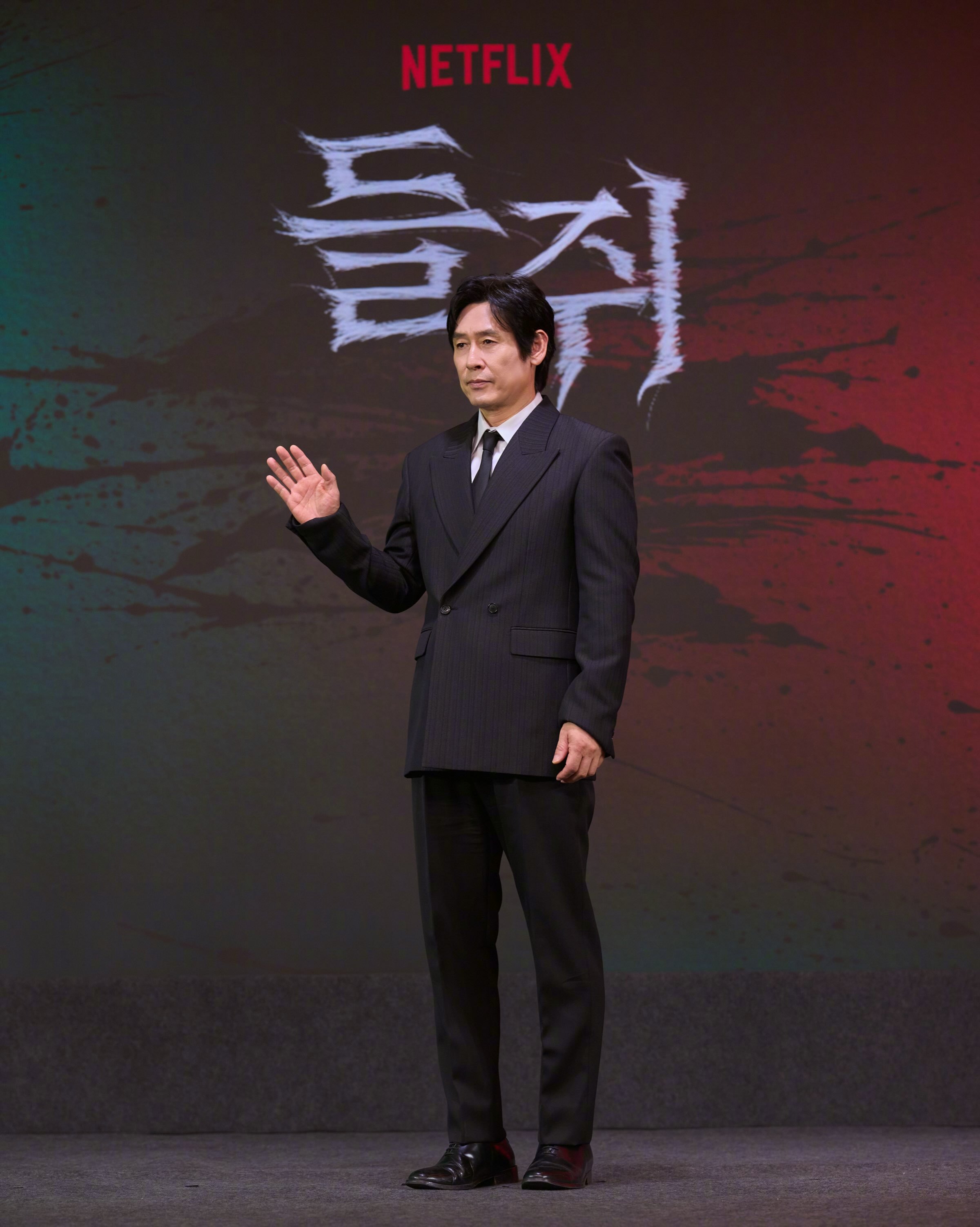 柳俊烈薛景求李奎炯 出席Netflix新剧鼠惑 制作发布会。该剧改编自同名网漫，