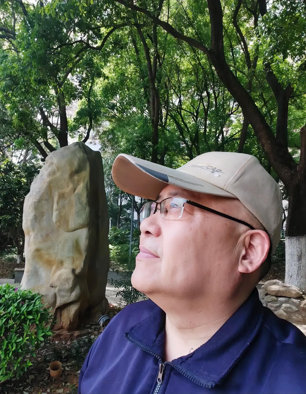 咋天早上10点半左右，我正躺在沙发上刷手机，三姐丽兰打来了电话，

老弟啊，有好