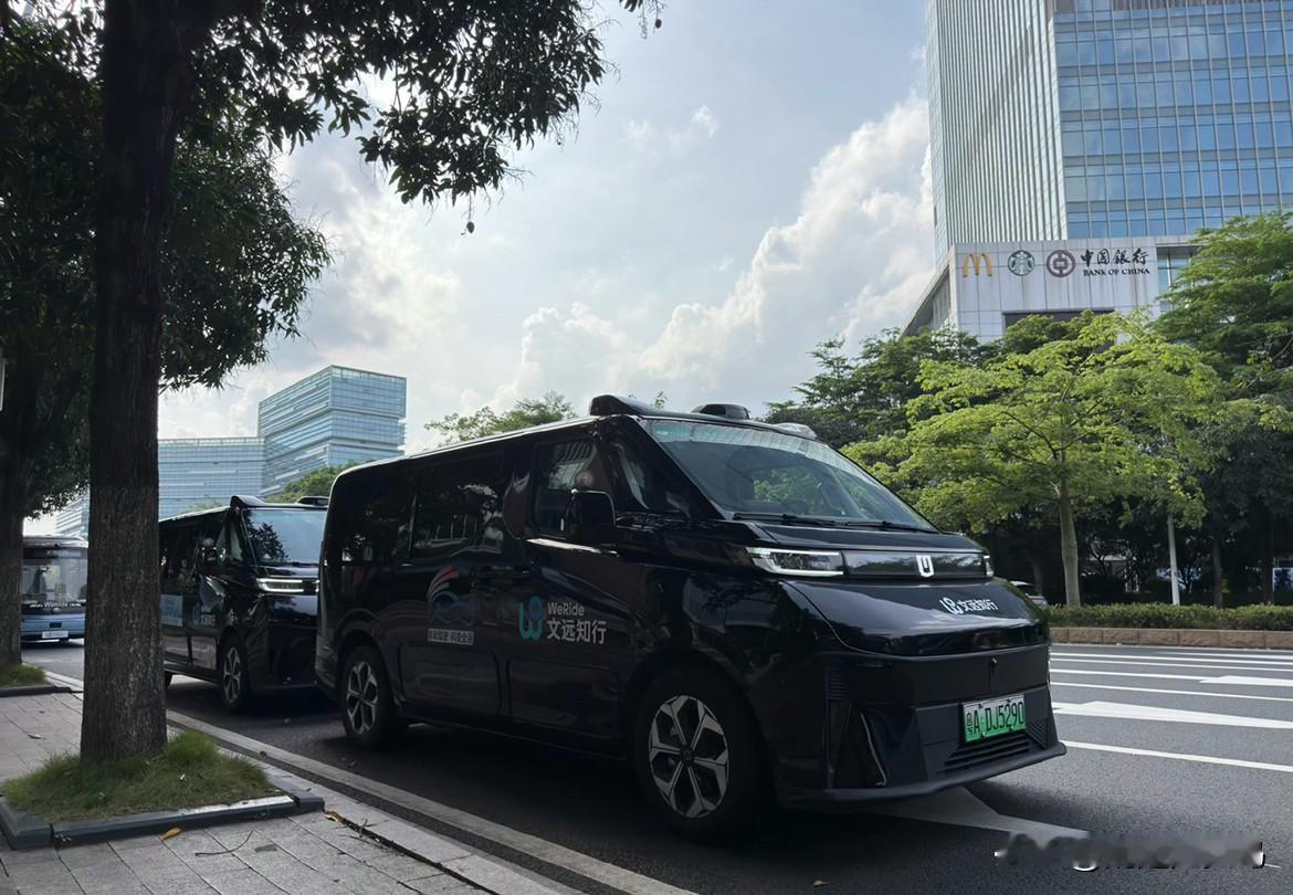 今天体验了文远知行Robotaxi，L4自动驾驶科技感直接拉满。车内空间宽敞安静