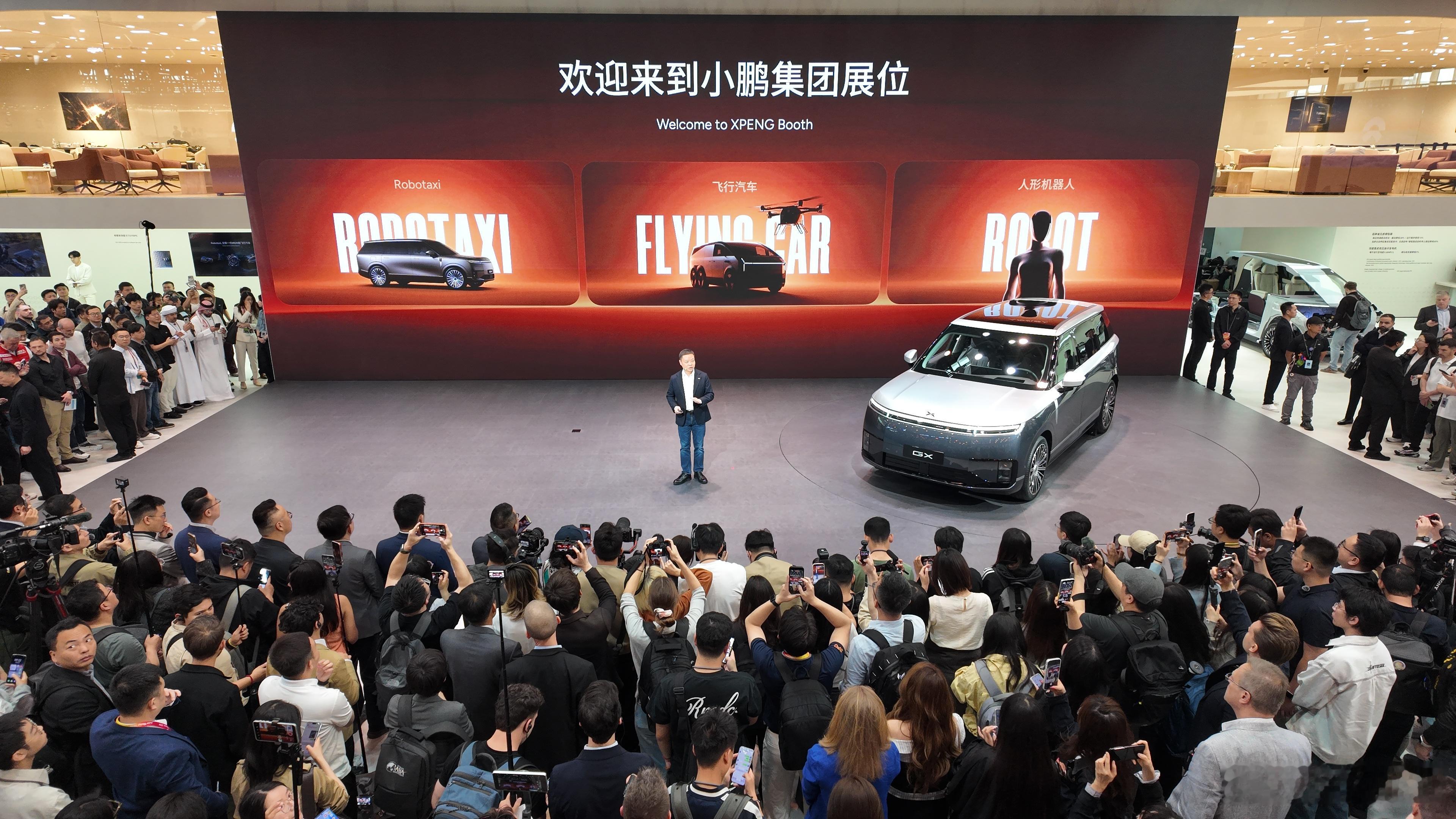 北京车展小鹏汽车的消息：小鹏第二代VLA自3月正式开启推送后，「国民智驾」不远了