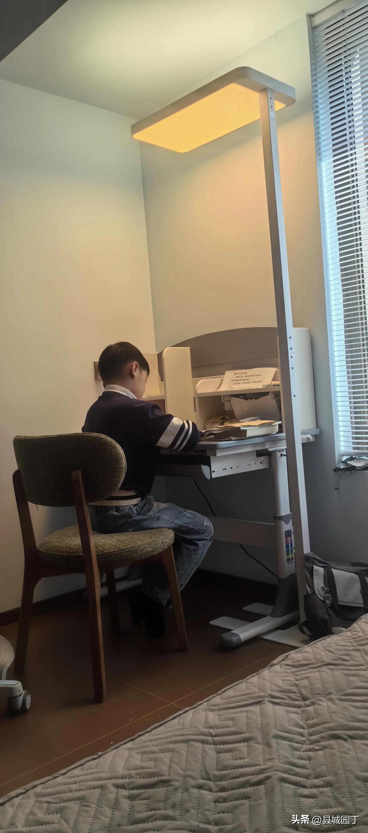 班主任老师的“告状”和小宝的“反思”让我意识到小宝在重蹈我的覆辙。

周五下午去