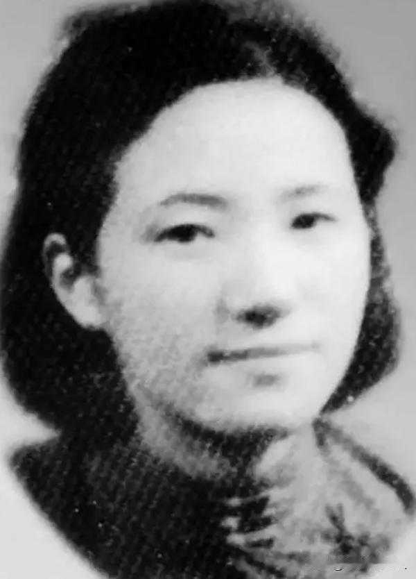 1934年，新婚第1天，作家苏青就撞见丈夫与表嫂在一起调情，她隐忍不发，接连生下