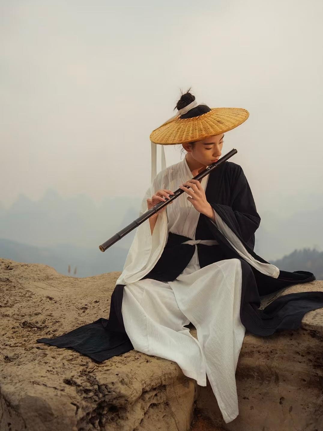 江湖，不是一个具体的地名。他是安放中国人义气，孤勇与善意的精神故土。 ​​​