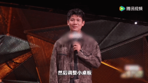 航空公司把乘务员当爱豆培养营业式微笑、标准化道歉、克制情绪表演真诚，乘务员三大日