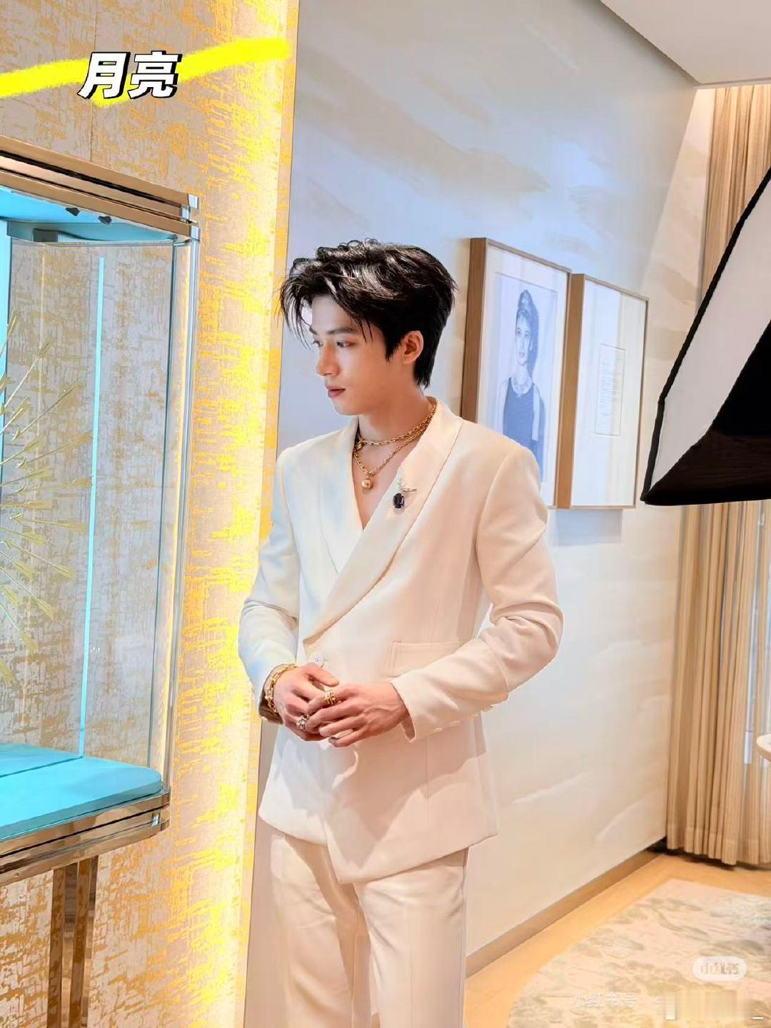 王星越这个视频的退出键在哪里终于吃上了王星越的细糠 白色西装衬出曼妙身形，签名时