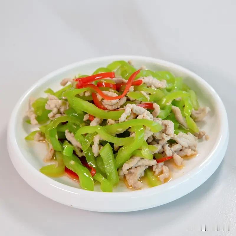 尖椒炒肉丝看个人习惯，我一般是先炒肉丝，肉丝提前上浆，炒变色断生后倒出。葱姜蒜爆