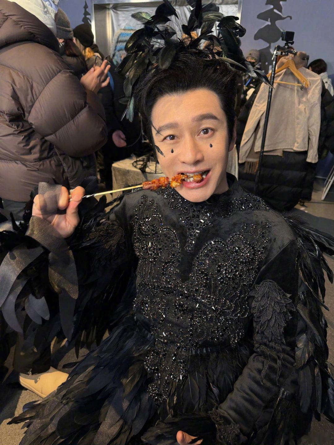 黄晓明吃哈尔滨烤串黄晓明吃哈尔滨烧烤黄晓明顶着黑天鹅的精致妆造，在后台大口炫哈尔