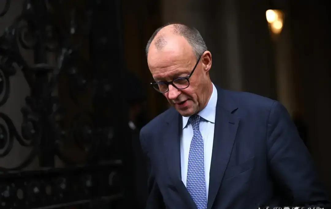 就在刚刚
 
德国领导人突然宣布了
 
今天伦敦唐宁街，德法英乌四国首脑展开高规