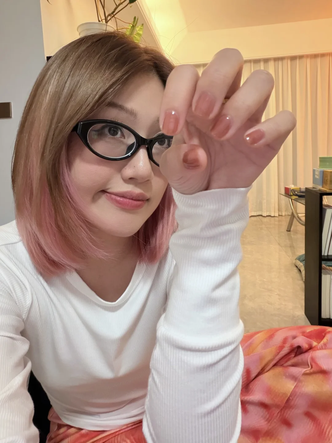 涂了一个伪人感很强的指甲油💅