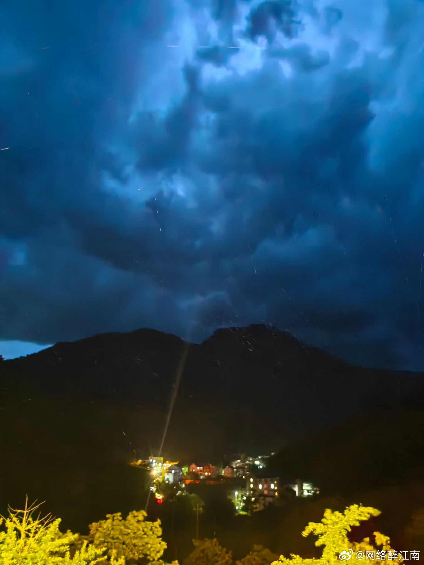 手机摄影﻿ 暮色山间，骤雨忽至。短短十余分钟，涤净满目青绿，满心期许明日朝霞满天