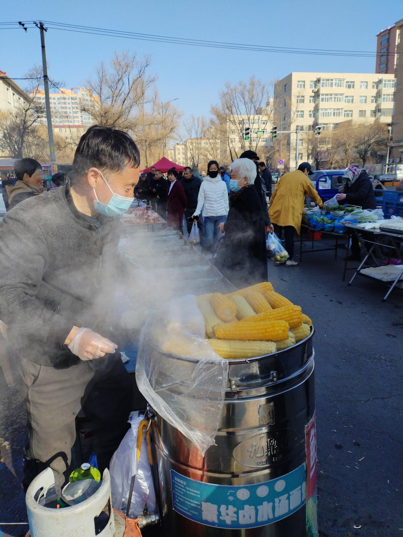 玉米香
十里长街玉米香，
买上一颗配碗浆。
上班何须做早饭？
请续句……
（眨眼