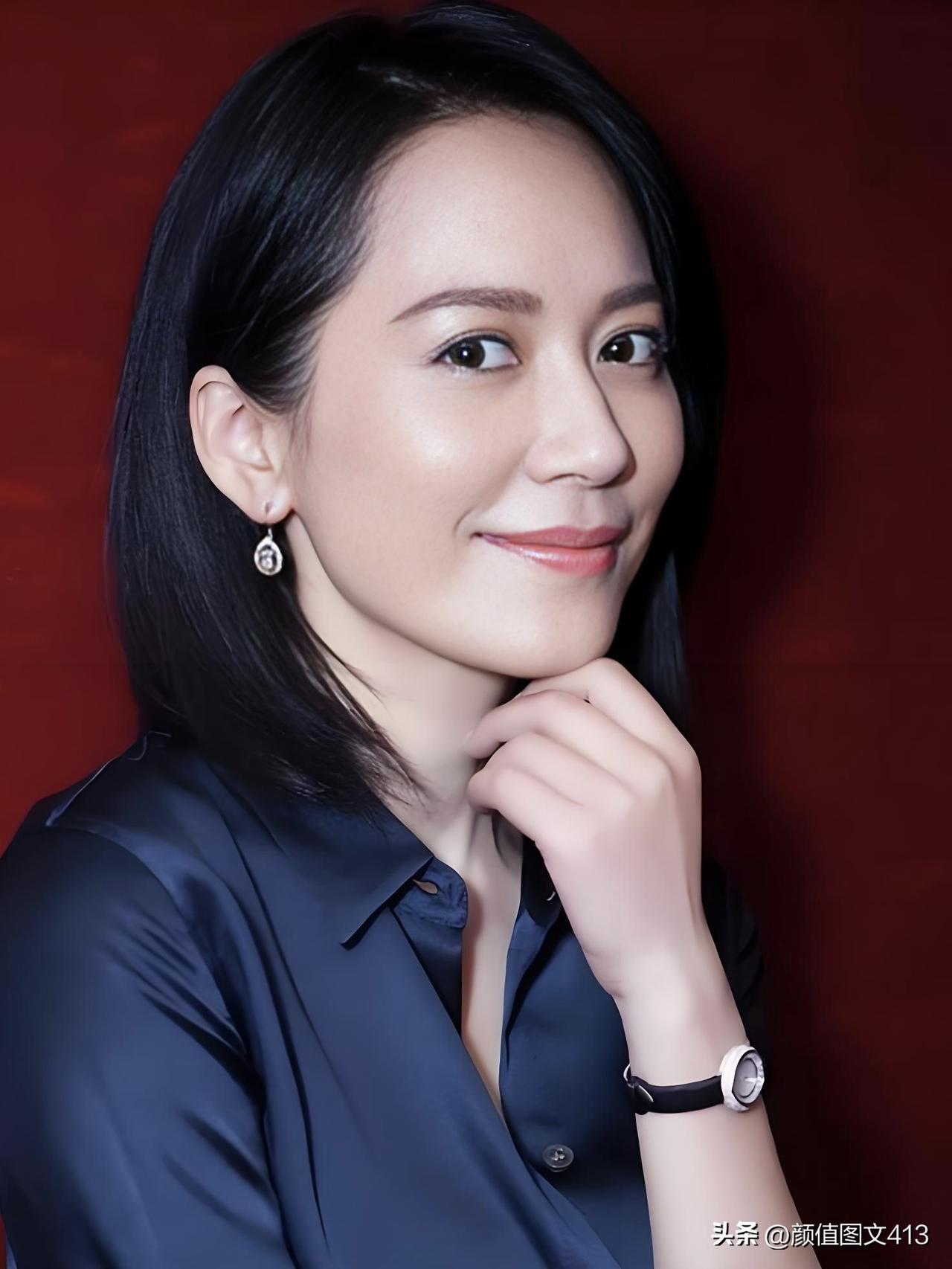 俞飞鸿，岁月从不败美人。清冷知性，从容独立，五十余载风华，愈沉淀愈动人。她活成了