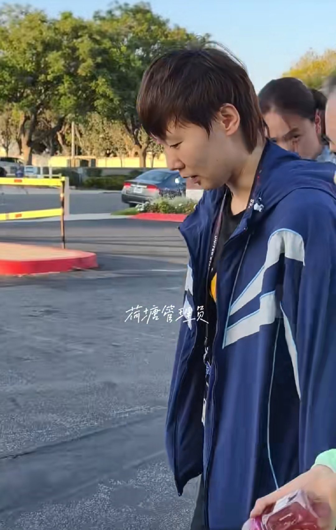 曼咪去参加晚宴啦，好吃好喝好玩