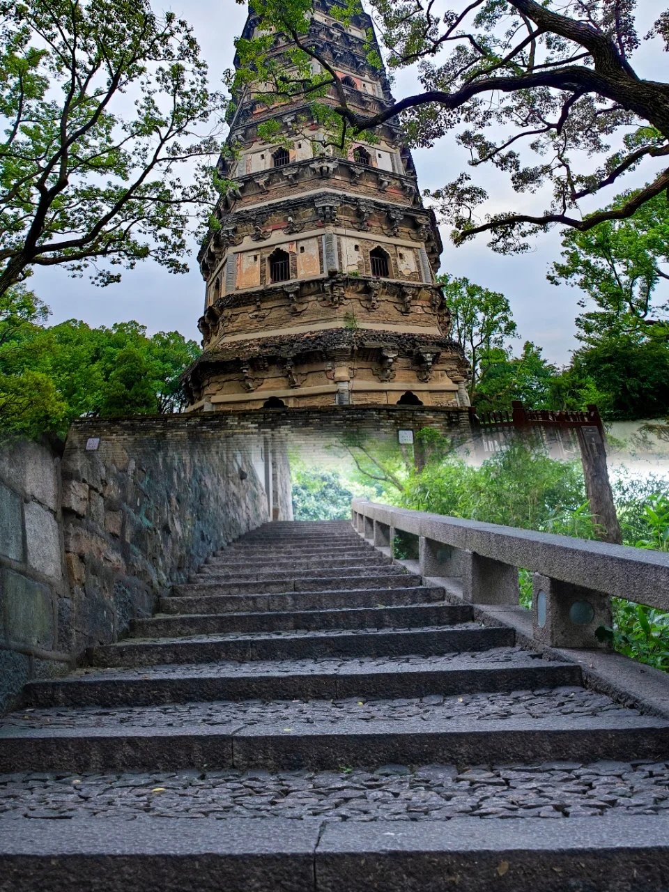 虎丘塔，又称云岩寺塔，其历史背景深厚