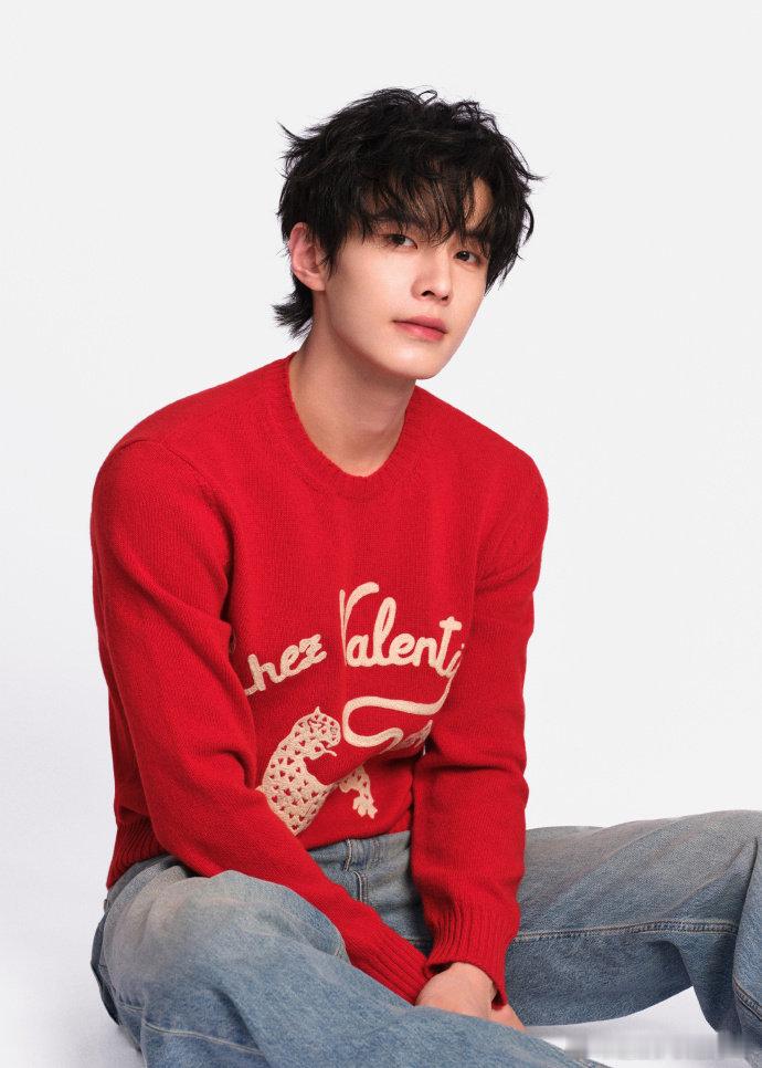 何与五天官宣三个商务 何与给我的感觉就是那种默默努力然后突然惊艳所有人的类型，演