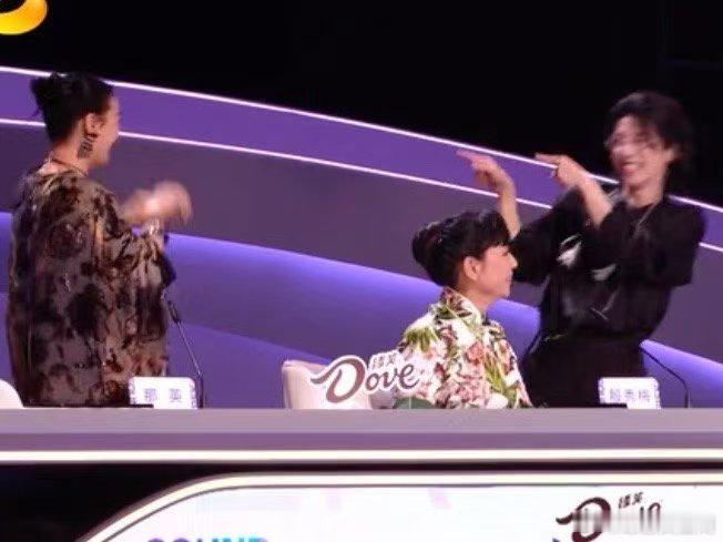 直播名场面预定！那英上期查票抓黑幕，这期为淘汰选手争取复活名额，硬刚赛制，节目组