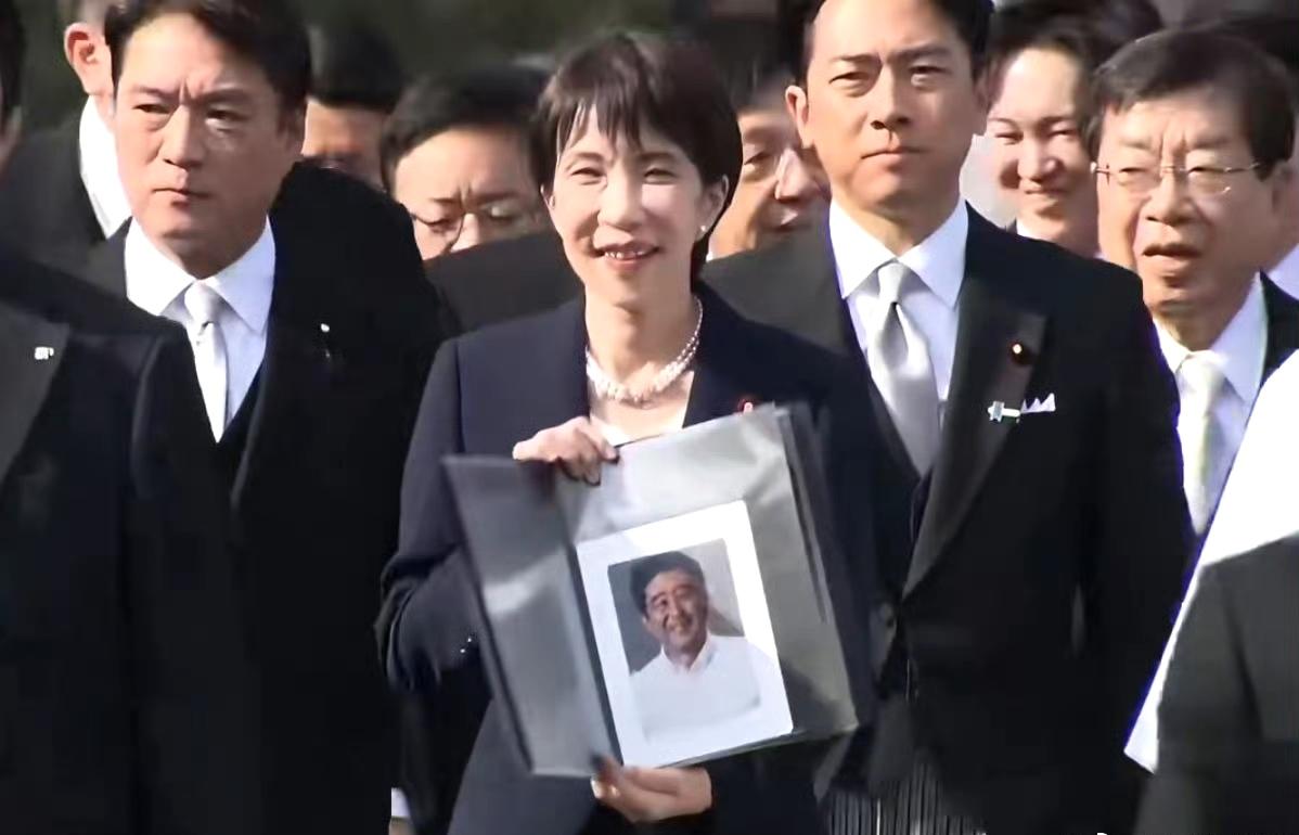 高市早苗率阁员参拜伊势神宫，她还带着安倍晋三遗照。 ​​​