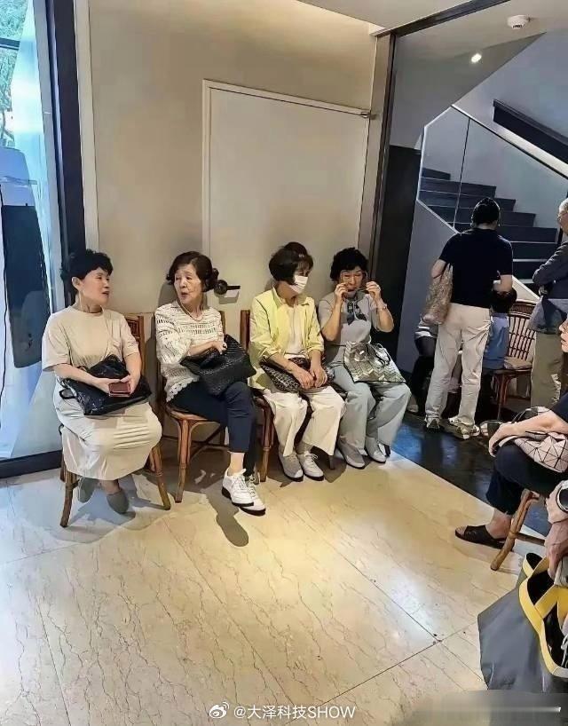 左边是韩国大妈，右边是中国大妈，两种不同的气质。​​​日本末日预言者开始改口 ​