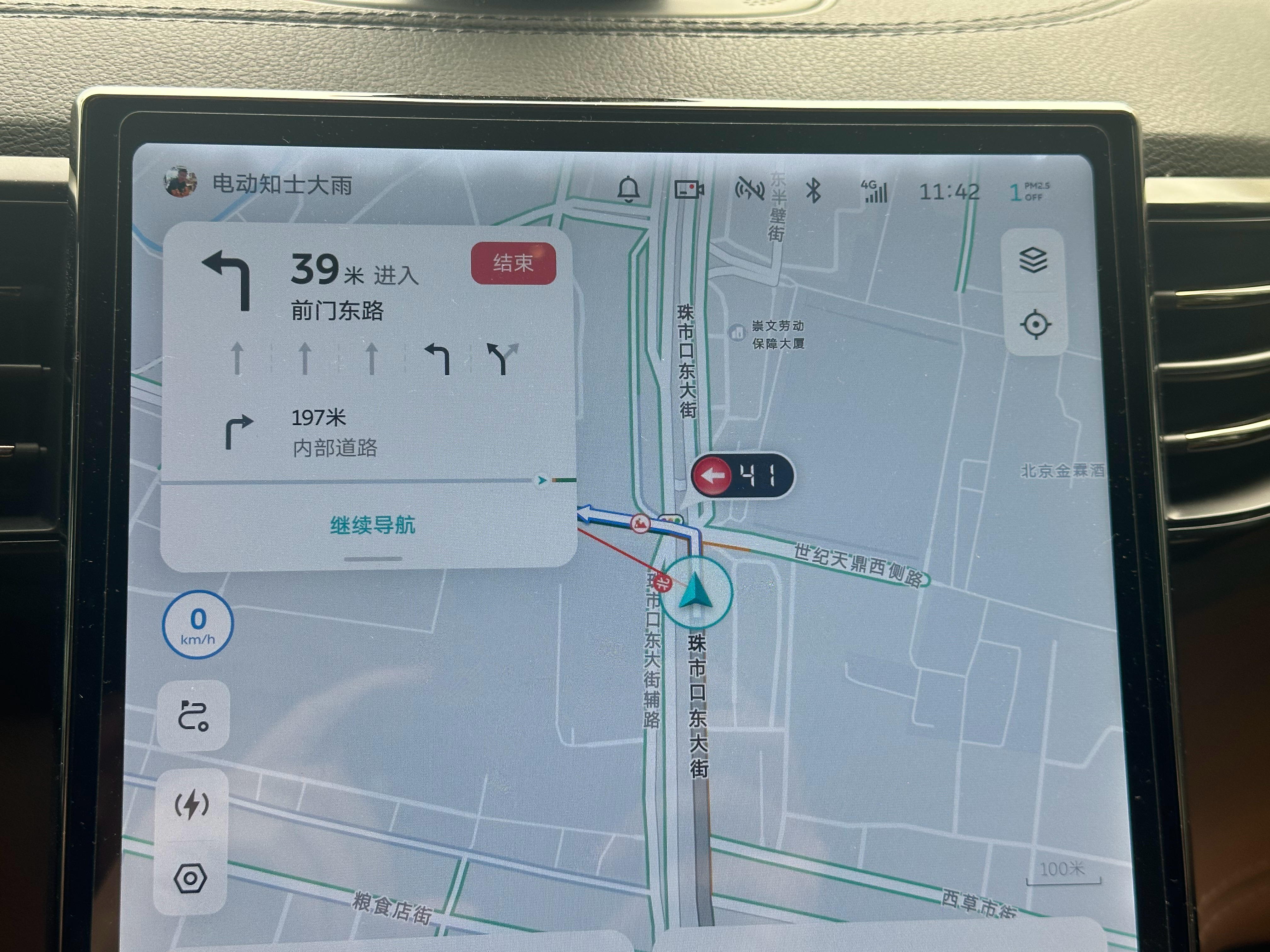 像这种靠最右的左转车道，如果系统不能更早读取导航信息，只要车流量稍大一点，100