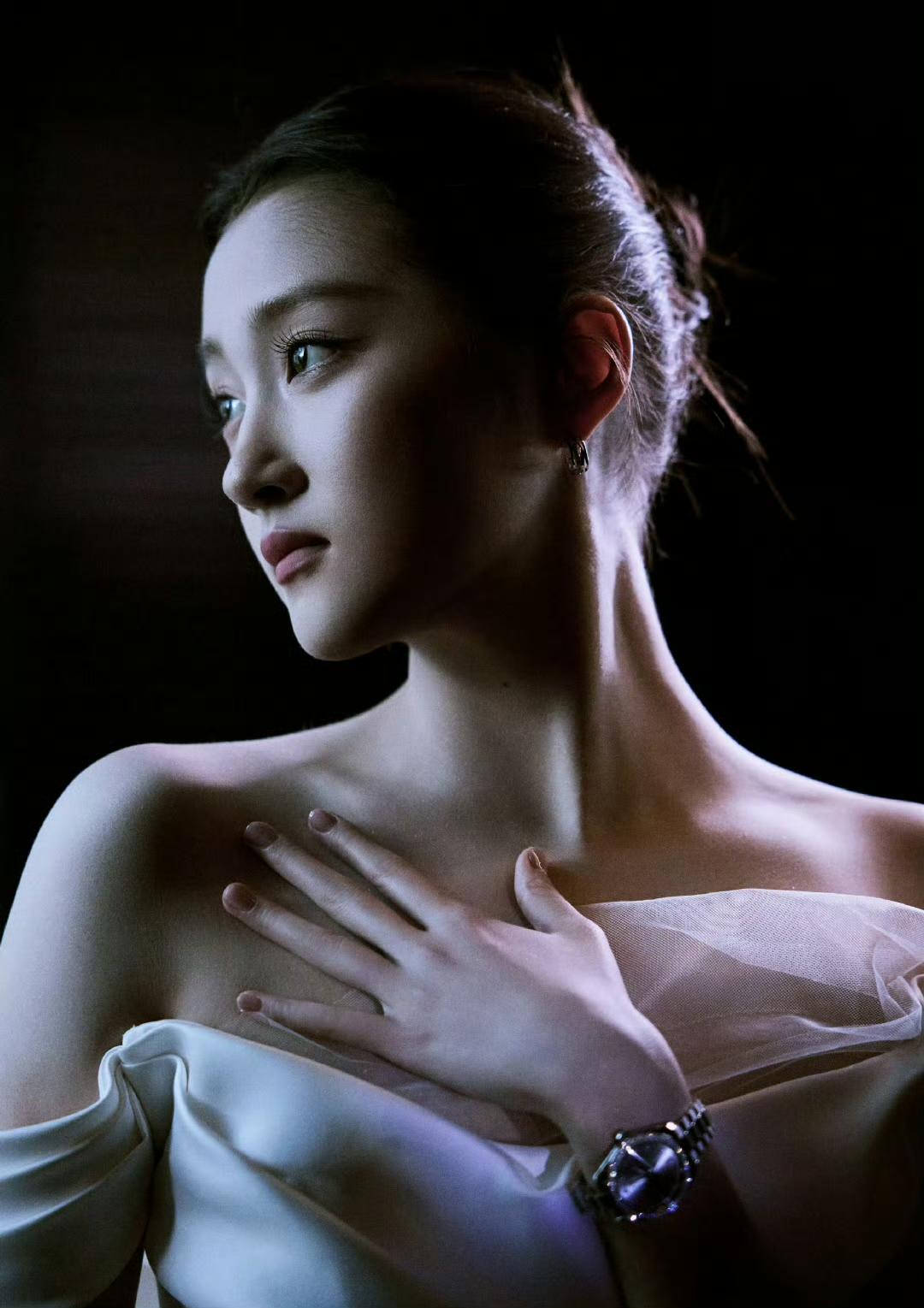 头发全梳起来，大大方方的～