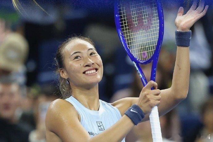 凤凰新闻【恭喜！郑钦文蝉联WTA最受欢迎女单选手，成亚洲历史第一人】北京时间12