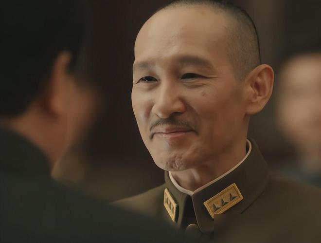 王劲松饰演的蒋介石每次出来都是一顿咔咔狂走。

《伟大的长征》已经追到第八集了，