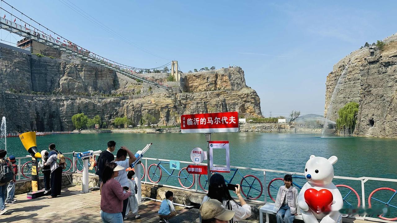 有“马尔代夫临沂分夫”之称的卧虎山田园旅游区火爆出圈，成临沂市民打卡拍照圣地。曾