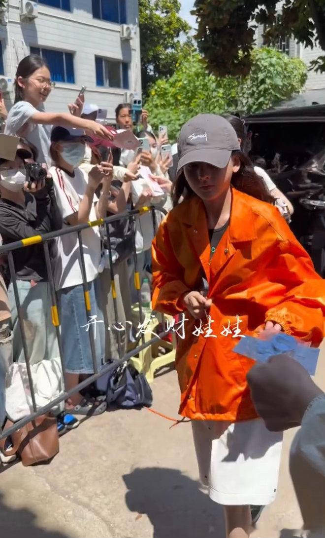 宋祖儿关心摔倒粉丝就这个宋祖儿人美心善！看到粉丝摔倒立马停下来关心，还帮忙扶起栏