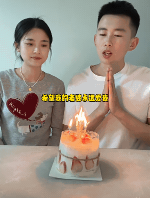 这下小哥彻底蒙了，蜡烛怎么吹不灭!