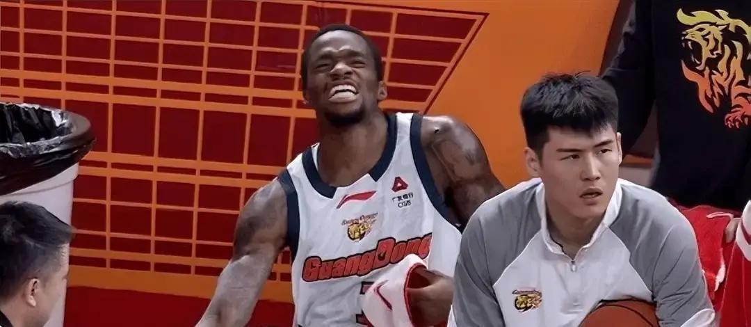 膝盖肿成馒头！萨姆纳今晚打不打？
 
核磁结果刚出，软组织挫伤，队医给5天缓冲。