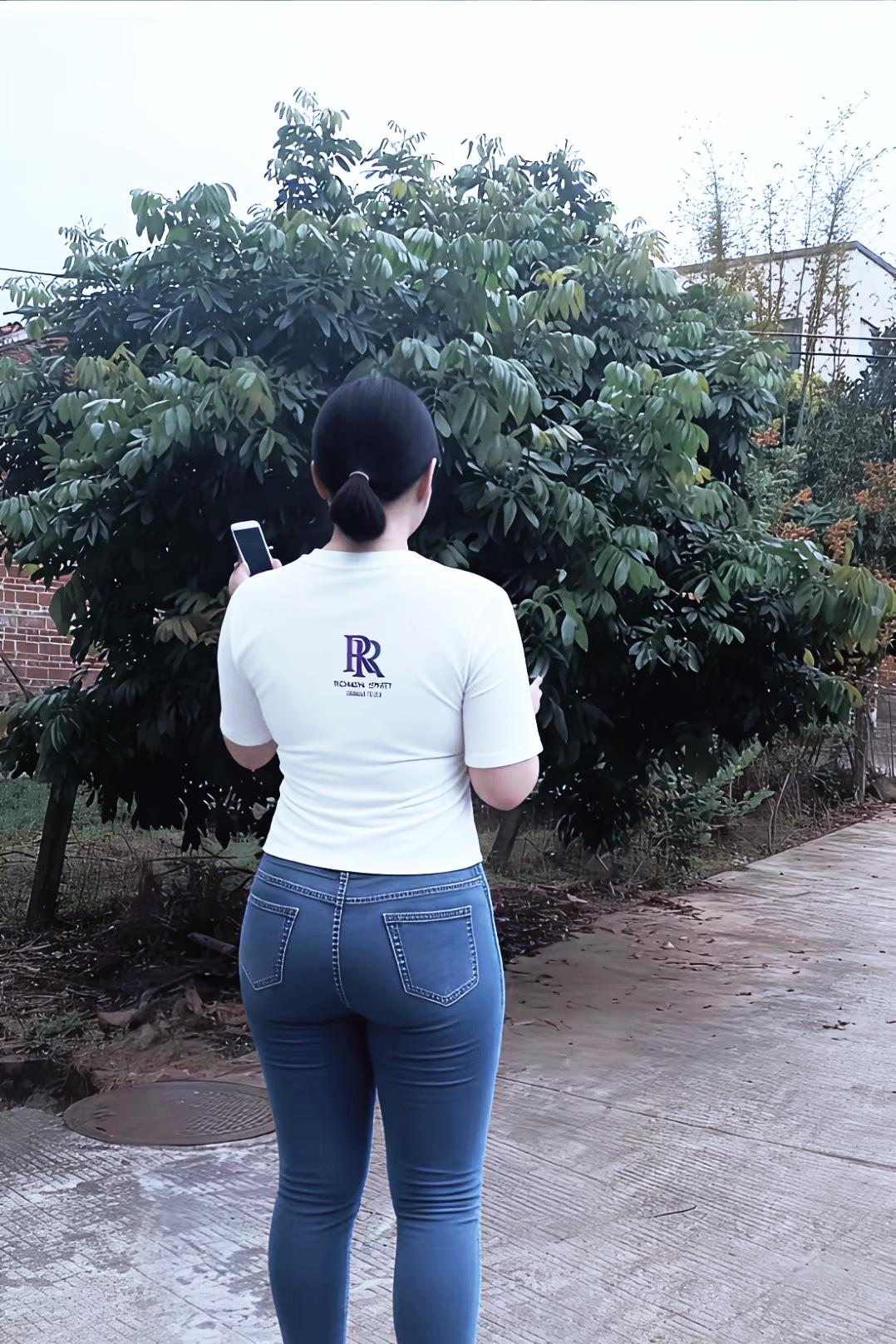 为何如此？
如今表亲间也很少往来了。
七十年代，
尽管大家都一穷二白，
但老表之