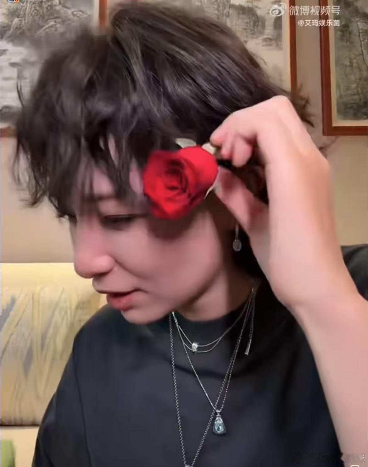 李斯丹妮也玩上了疯癫唱腔 李斯丹妮的魔性唱腔太有感染力了，正经不过三秒就破功，自