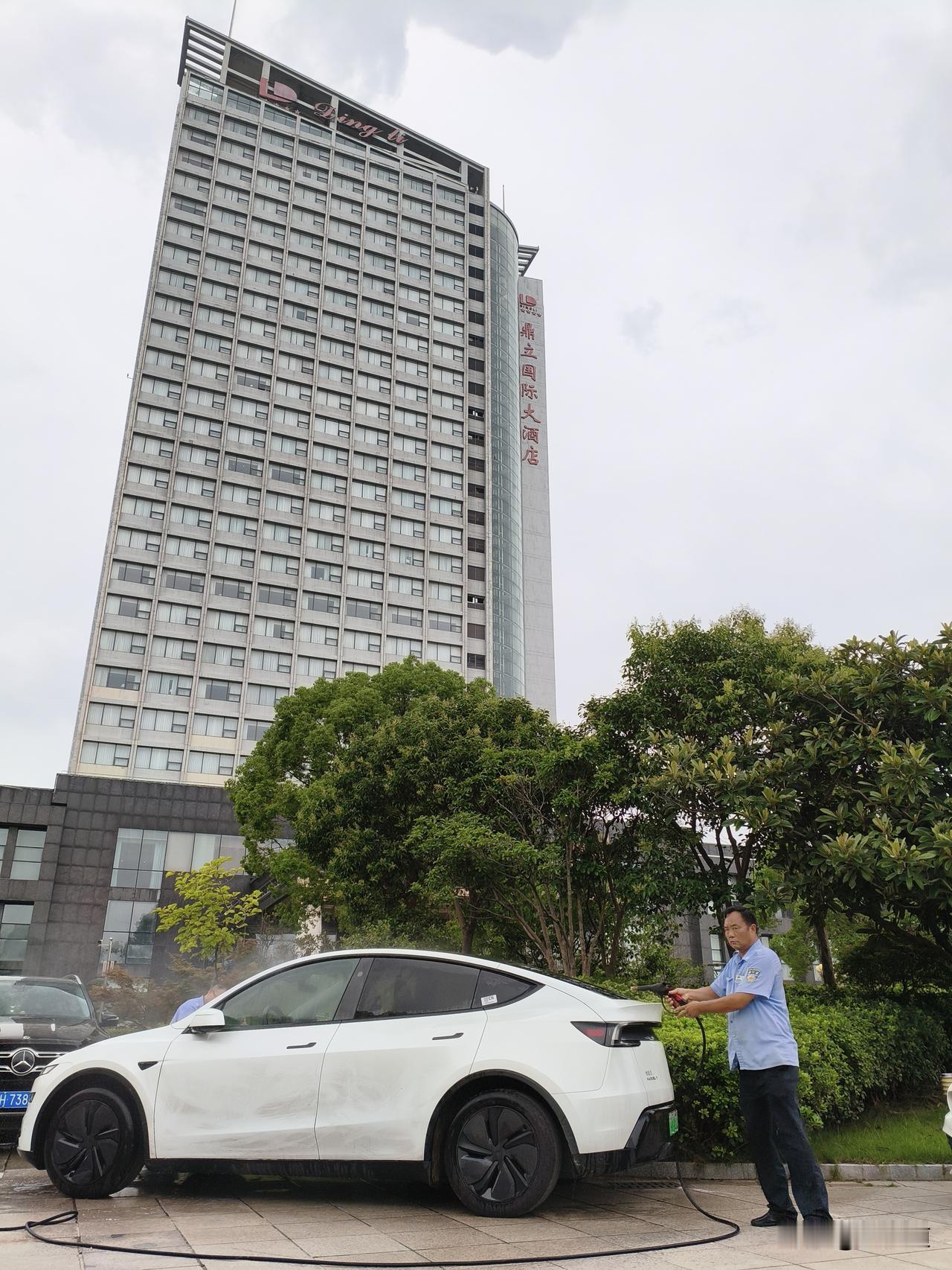 选对位置，就会有惊喜。在淮安鼎力大酒店停车场，有两个保安正在烈日下为住店旅客洗车
