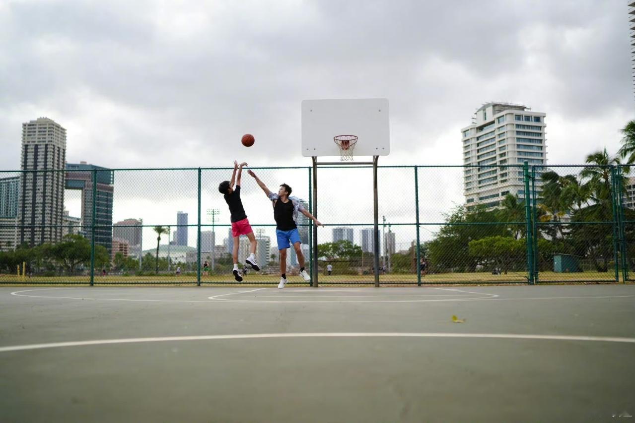 还得是邓超，都和儿子称兄道弟了，邓超晒照祝14岁的等等生日快乐！