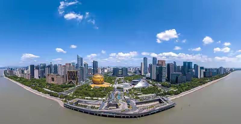 杭州的惊艳不在高楼，而在毛细血管里的秩序感。斑马线前的默契礼让，是刻进骨子里的温