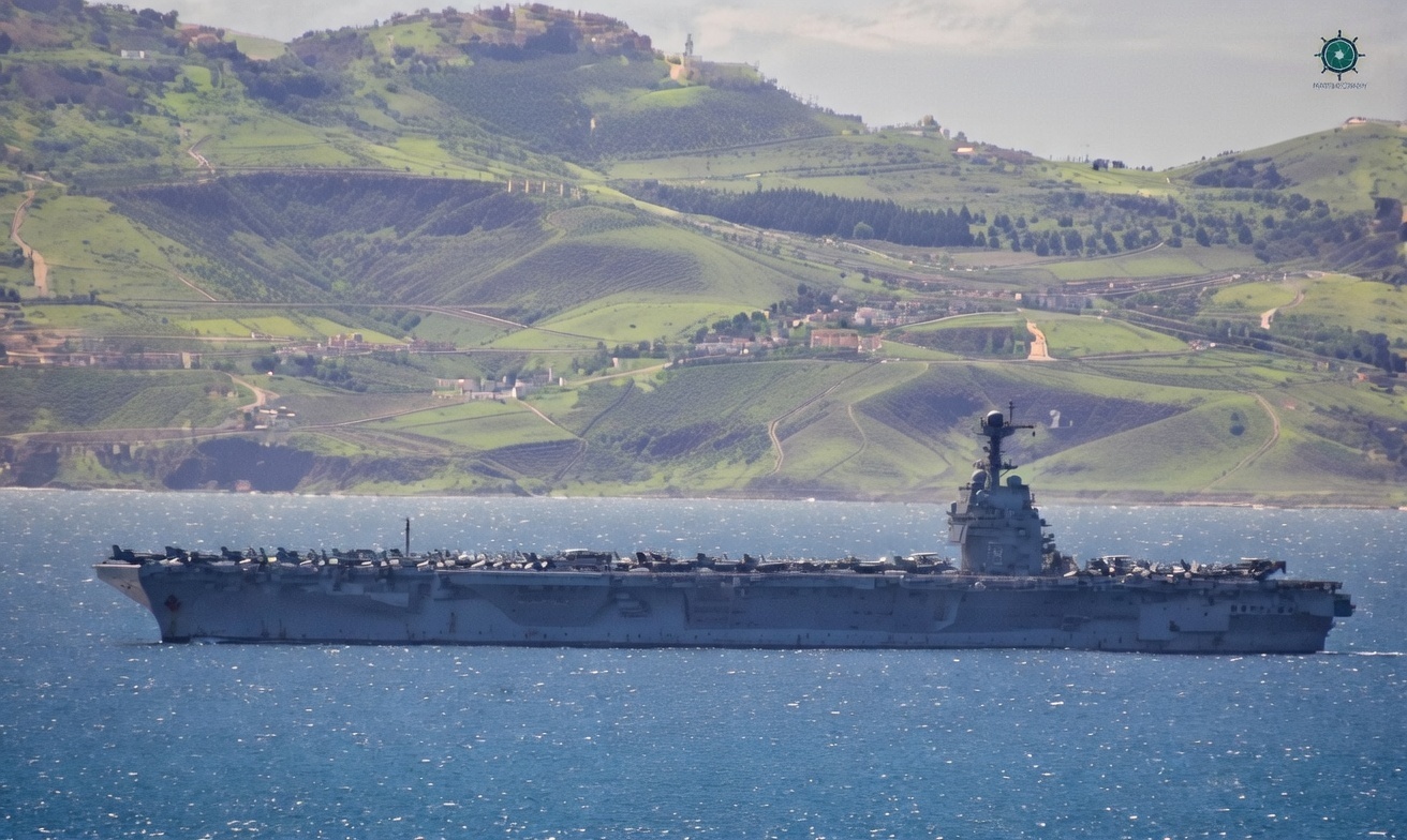 🔻穿越直布罗陀海峡的福特，被拍到四架预警机都在甲板上。🔻via mariti