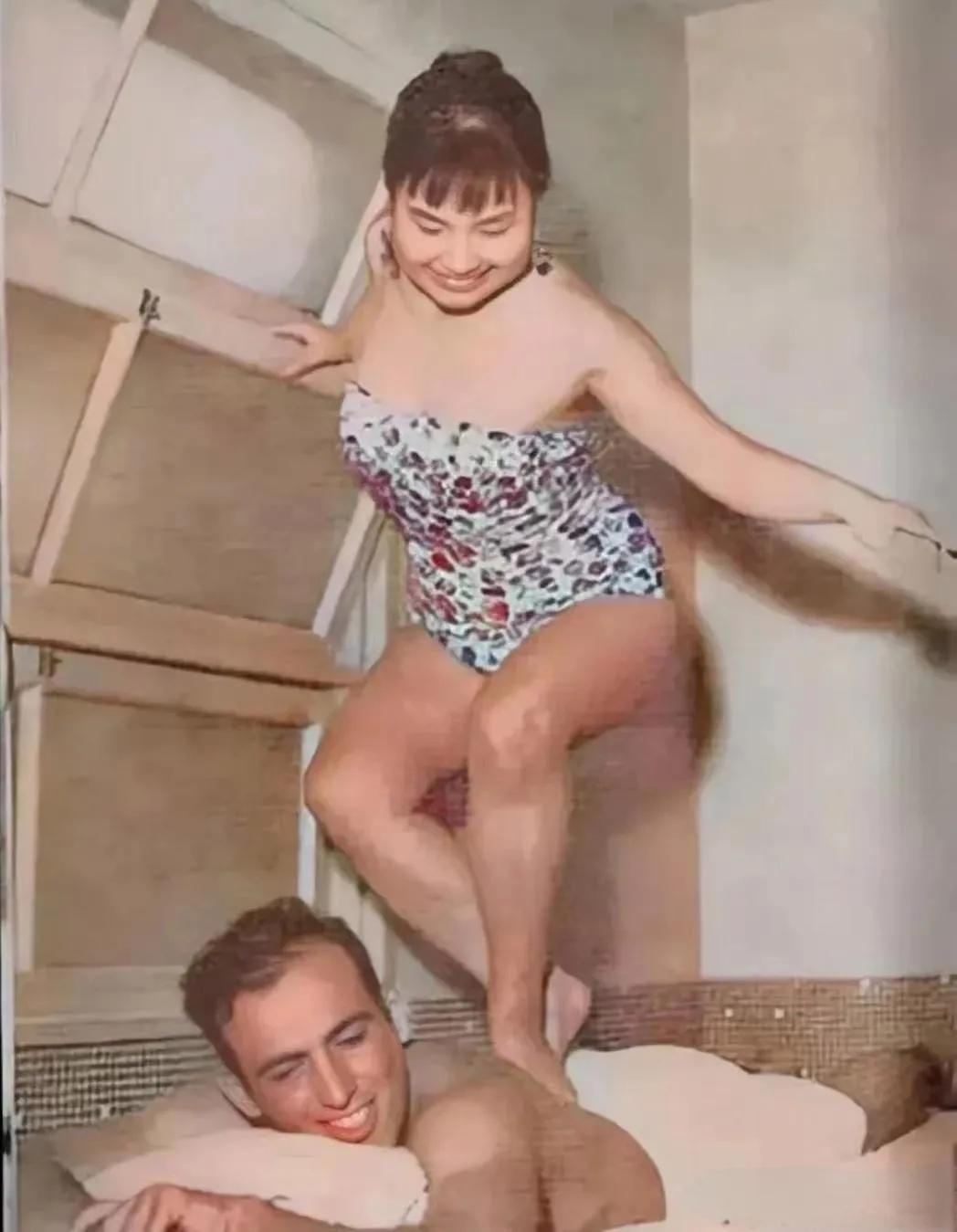 1945年的日本，一个日本女人正在给一个美国大兵踩背。看这女人的体型，肯定是29